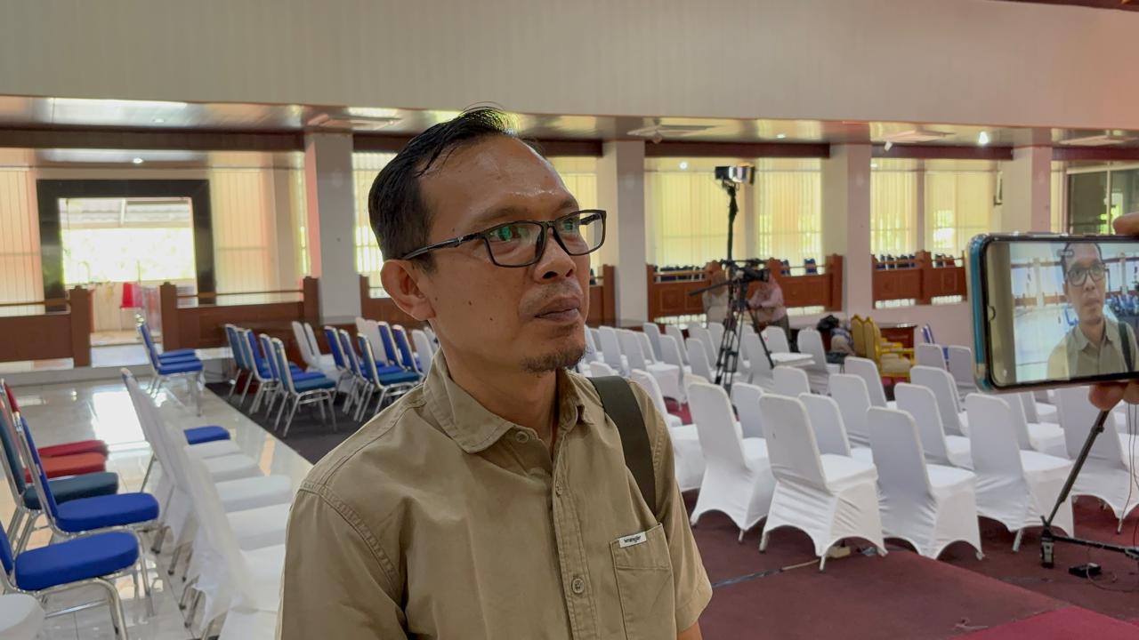 Ketua Komisi Pemilihan Umum (KPU) Merangin Albert Trisman cek persiapan jelang debat pasangan calon (Paslon) Bupati dan Wakil Bupati Merangin di ruang Paripurna Gedung DPRD Merangin. Rabu (13/11/2024). Ketua Komisi Pemilihan Umum (KPU) Merangin Albert Trisman cek persiapan jelang debat pasangan calon (Paslon) Bupati dan Wakil Bupati Merangin di ruang Paripurna Gedung DPRD Merangin. Rabu (13/11/2024).