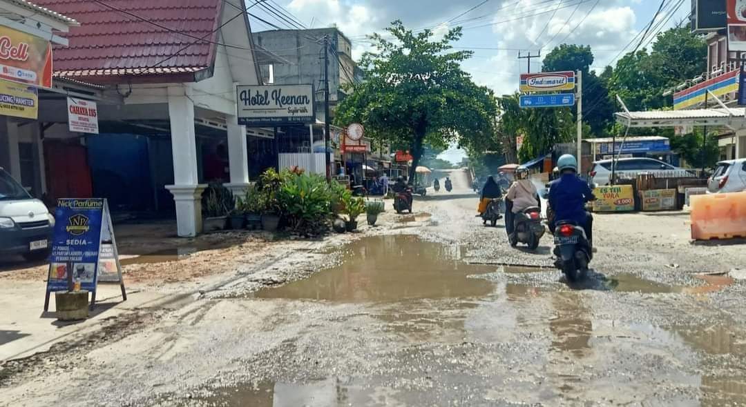 Perbaikan Jalan Rangkayo Hitam Kota Bangko yang rusak akan dianggarkan pada tahun 2025. Rabu (20/11/2024).
