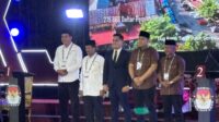 Foto bersama pasangan calon Bupati dan Bupati Merangin bersama moderator usai debat publik kedua di ruang paripirna Gedung DPRD Merangin. Kamis (21/11/2024) malam.