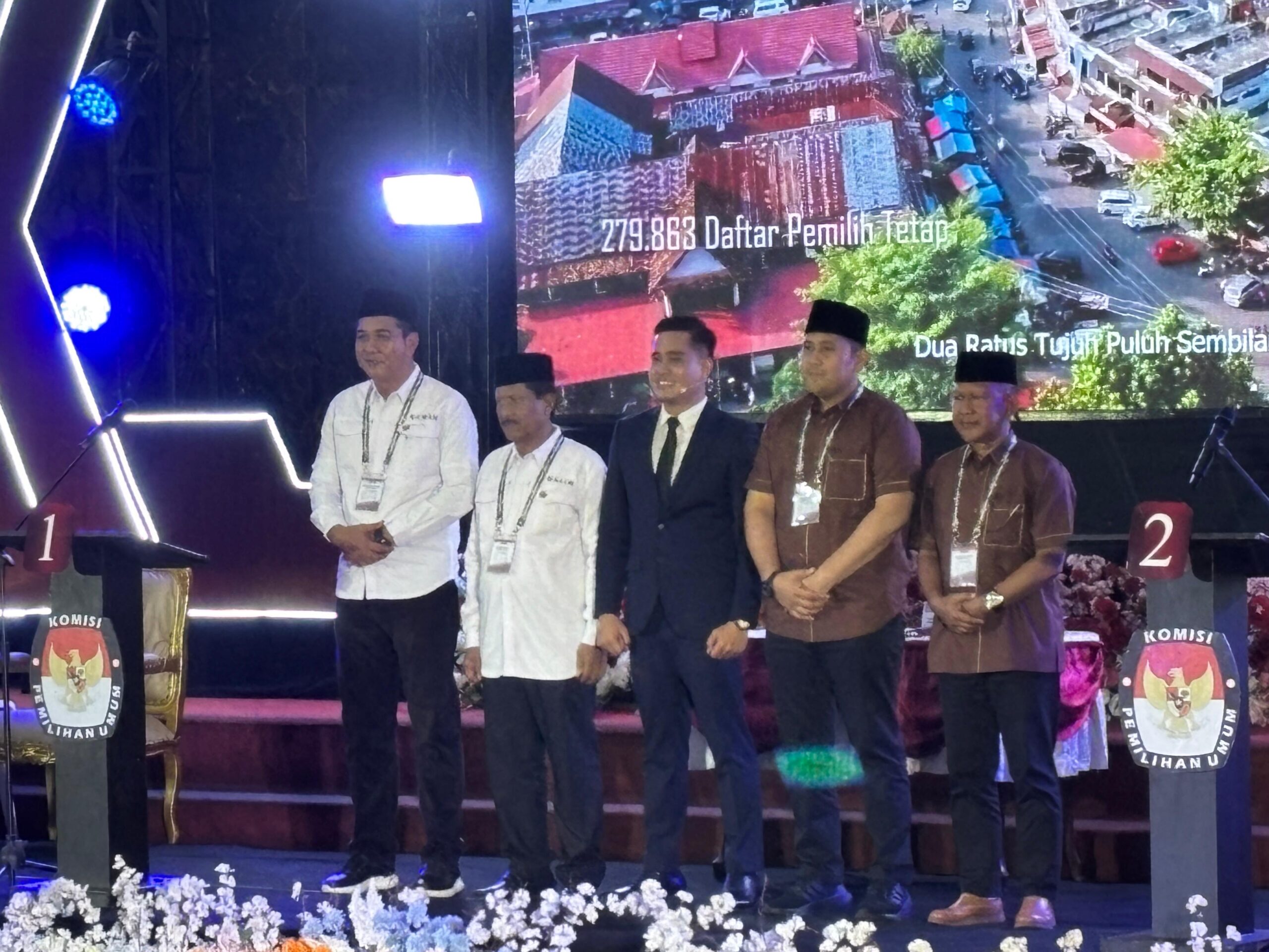 Foto bersama pasangan calon Bupati dan Bupati Merangin bersama moderator usai debat publik kedua di ruang paripirna Gedung DPRD Merangin. Kamis (21/11/2024) malam. Foto bersama pasangan calon Bupati dan Bupati Merangin bersama moderator usai debat publik kedua di ruang paripirna Gedung DPRD Merangin. Kamis (21/11/2024) malam.