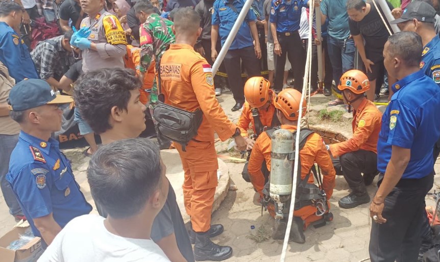 peristiwa tragis terjadi di kabupaten muaro jambi. empat orang tewas di dalam sumur di perumahan valencia, desa mendalo indah, kecamatan jaluko.