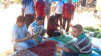 Calon Bupati Muaro Jambi nomor urut 2, Zuwanda-Sawaluddin kembali menyerap aspirasi para pedagang pasar tradisional di Kabupaten Muaro Jambi.  Foto: Uda/Jambiseru.com Calon Bupati Muaro Jambi nomor urut 2, Zuwanda-Sawaluddin kembali menyerap aspirasi para pedagang pasar tradisional di Kabupaten Muaro Jambi. Foto: Uda/Jambiseru.com
