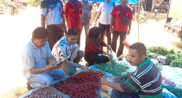 Calon Bupati Muaro Jambi nomor urut 2, Zuwanda-Sawaluddin kembali menyerap aspirasi para pedagang pasar tradisional di Kabupaten Muaro Jambi.  Foto: Uda/Jambiseru.com Calon Bupati Muaro Jambi nomor urut 2, Zuwanda-Sawaluddin kembali menyerap aspirasi para pedagang pasar tradisional di Kabupaten Muaro Jambi. Foto: Uda/Jambiseru.com