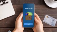Perkembangan teknologi digital telah mengubah cara kita melakukan transaksi, dari yang sebelumnya didominasi oleh uang tunai menjadi lebih banyak menggunakan dompet digital atau e-wallet. Di Indonesia, penggunaan e-wallet semakin populer karena kemudahan dan efisiensinya.