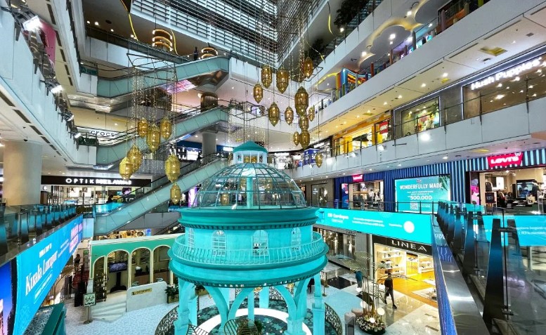 Mall telah menjadi bagian integral dari kehidupan urban di Indonesia, menawarkan pengalaman belanja, kuliner, dan rekreasi di bawah satu atap. Mall telah menjadi bagian integral dari kehidupan urban di Indonesia, menawarkan pengalaman belanja, kuliner, dan rekreasi di bawah satu atap.