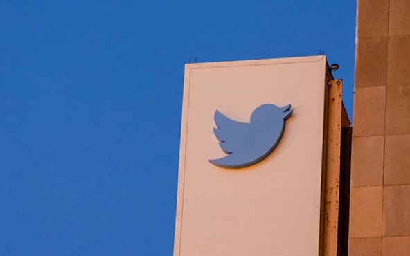 Di tengah lanskap media sosial yang terus berkembang, langkah besar baru-baru ini telah menghiasi jagat maya: transformasi Twitter menjadi "X".