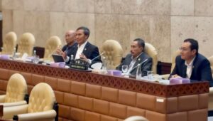 Edi Purwanto, anggota DPR RI dapil Jambi meminta Kementerian Perhubungan (Kemenhub) ambil langkah progresif dalam penurunan harga tiket pesawat.