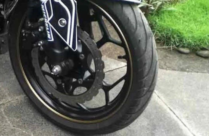 Ban motor adalah salah satu komponen kunci yang menentukan kenyamanan, performa, dan, yang paling penting, keamanan saat berkendara. Ban motor adalah salah satu komponen kunci yang menentukan kenyamanan, performa, dan, yang paling penting, keamanan saat berkendara.