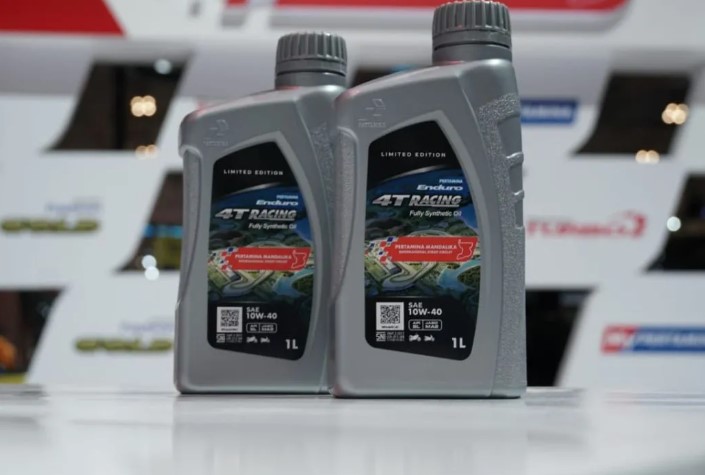 Memilih oli motor yang tepat sangat penting untuk menjaga performa motor tetap prima dan memperpanjang umur mesin.