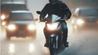 Berkendara motor saat musim hujan memerlukan perhatian ekstra karena kondisi jalan yang basah, licin, dan sering kali tertutup genangan air.