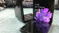 Samsung terus memimpin dalam inovasi teknologi ponsel lipat dengan seri Galaxy Z Flip mereka.