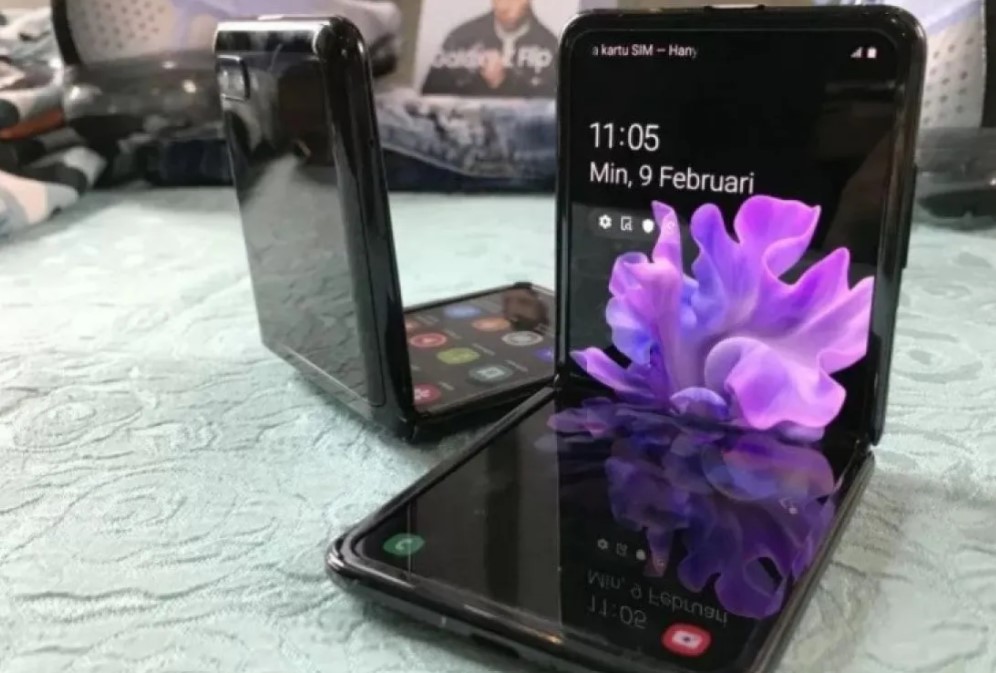 Samsung terus memimpin dalam inovasi teknologi ponsel lipat dengan seri Galaxy Z Flip mereka. Samsung terus memimpin dalam inovasi teknologi ponsel lipat dengan seri Galaxy Z Flip mereka.