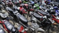 setiap produsen sepeda motor berusaha keras meluncurkan model yang dapat memenuhi kebutuhan pasar dan menjadi populer di kalangan konsumen.