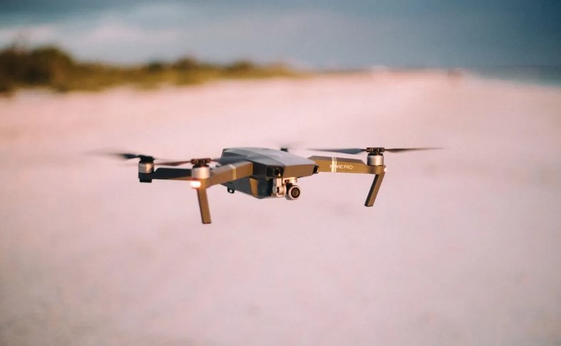 drone atau unmanned aerial vehicle (uav) memiliki sejarah panjang yang dimulai dari penggunaan dalam dunia militer hingga menjadi teknologi serbaguna dalam kehidupan modern. drone atau unmanned aerial vehicle (uav) memiliki sejarah panjang yang dimulai dari penggunaan dalam dunia militer hingga menjadi teknologi serbaguna dalam kehidupan modern.