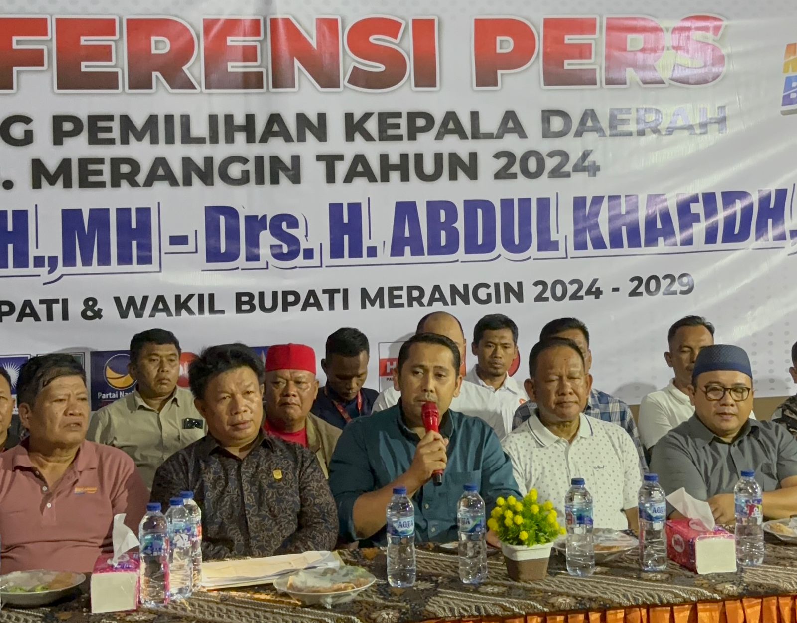 Bupati dan Wakil Bupati Merangin terpilih, Syukur-Khafied bersama partai koalisi pemenangan saat konfrensi pers. Kamis (5/12/2024).