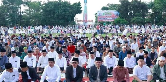 Pimpinan DPRD Sungai Penuh Shalat Idul Adha Bersama Masyarakat Pimpinan DPRD Sungai Penuh Shalat Idul Adha Bersama Masyarakat