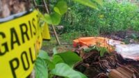 Seorang suami tega membacok dan menikam istri hingga tewas.