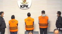 Komisi Pemberantasan Korupsi (KPK) menetapkan tiga orang tersangka terkait kasus dugaan korupsi di lingkungan Pemerintah Kota (Pemkot) Pekanbaru.