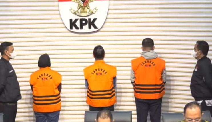 Komisi Pemberantasan Korupsi (KPK) menetapkan tiga orang tersangka terkait kasus dugaan korupsi di lingkungan Pemerintah Kota (Pemkot) Pekanbaru.
