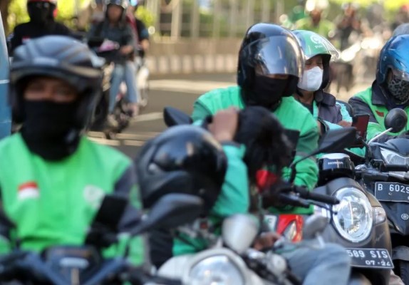 Ojek online telah menjadi bagian integral dari kehidupan sehari-hari masyarakat Indonesia. Ojek online telah menjadi bagian integral dari kehidupan sehari-hari masyarakat Indonesia.