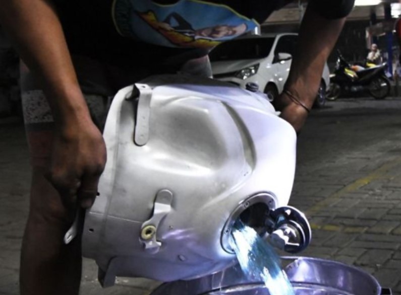 Tidak ada yang lebih menyebalkan bagi pengendara motor selain mengalami mogok di tengah perjalanan.