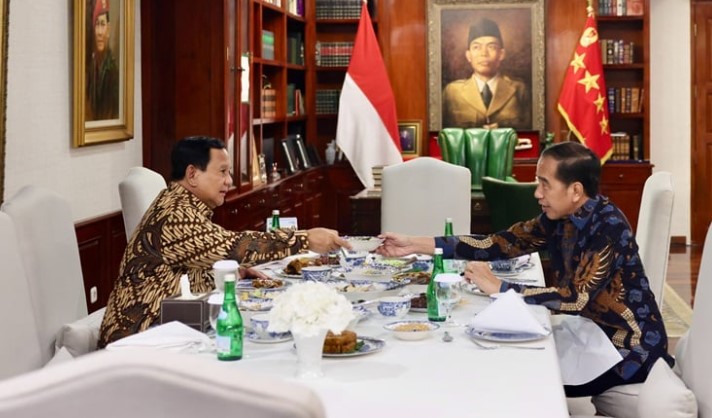 Presiden Prabowo Subianto mengundang Presiden ke-7 RI, Jokowi makan malam di kediamannya, Kertanegara, Jakarta Selatan.