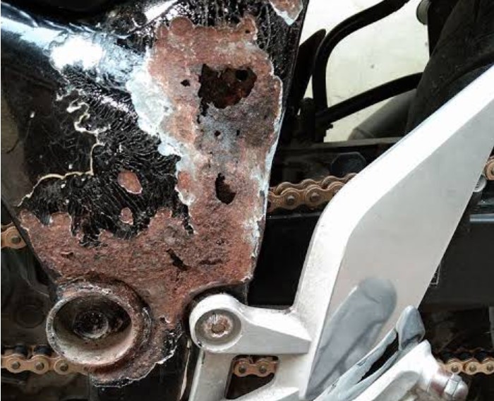 Karat adalah masalah umum yang sering dihadapi pemilik motor, terutama bagi mereka yang tinggal di daerah dengan iklim lembap atau sering terkena hujan.