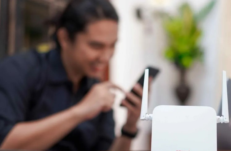 Modem adalah salah satu perangkat penting yang memungkinkan komunikasi data antara komputer atau perangkat lain dengan jaringan internet.