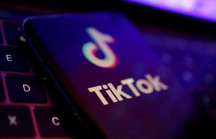 Aplikasi TikTok semakin dekat dengan tenggat waktu pelarangan aplikasinya di Amerika Serikat (AS) setelah tiga hakim yang menangani petisi dari ByteDance ,perusahaan induk TikTok, menolak pengkajian aturan pelarangan tersebut. Aplikasi TikTok semakin dekat dengan tenggat waktu pelarangan aplikasinya di Amerika Serikat (AS) setelah tiga hakim yang menangani petisi dari ByteDance ,perusahaan induk TikTok, menolak pengkajian aturan pelarangan tersebut.