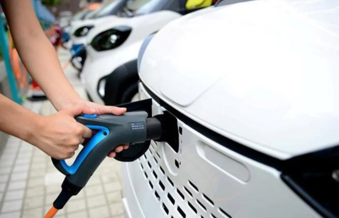 Mobil listrik semakin populer sebagai alternatif ramah lingkungan dibandingkan mobil berbahan bakar fosil.