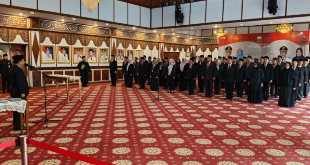 Gubernur Jambi Al Haris melakukan perombakan kabinet Jambi Mantap ditataran pejabat eselon III dan eselon IV.