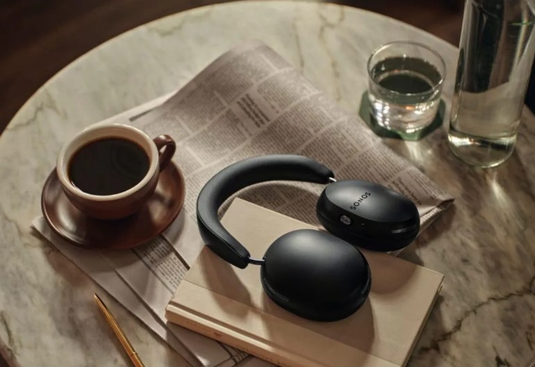 Dalam dunia perangkat audio, headset dan earphone adalah dua pilihan populer yang sering digunakan untuk mendengarkan musik, menelepon, atau bermain game.