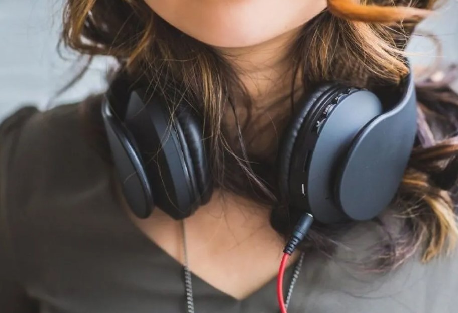 Headset, yang kini menjadi salah satu perangkat audio paling populer, memiliki sejarah panjang dan menarik.