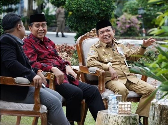 Gubenur Jambi, Al Haris mengajak para calon walikota dan bupati serta masyarakat Jambi untuk menyatu Kembali. Gubenur Jambi, Al Haris mengajak para calon walikota dan bupati serta masyarakat Jambi untuk menyatu Kembali.