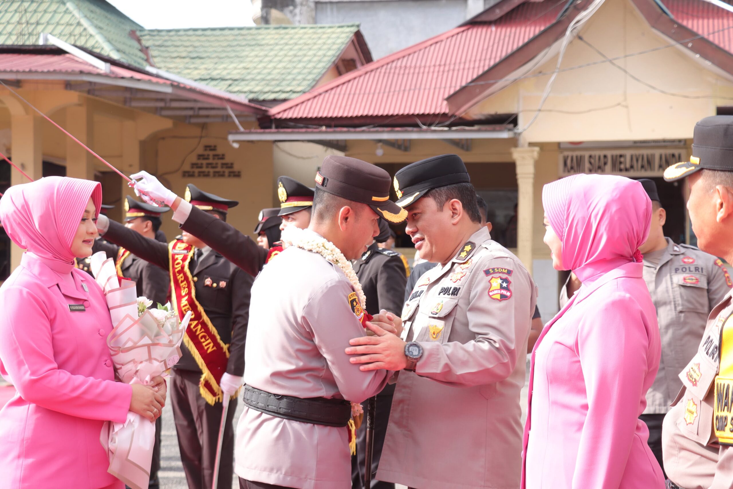 Apel Pisah Sambut Kapolres Merangin, dari AKBP Ruri Roberto ke AKBP Roni Syahendra. Selama (14/1/2025)