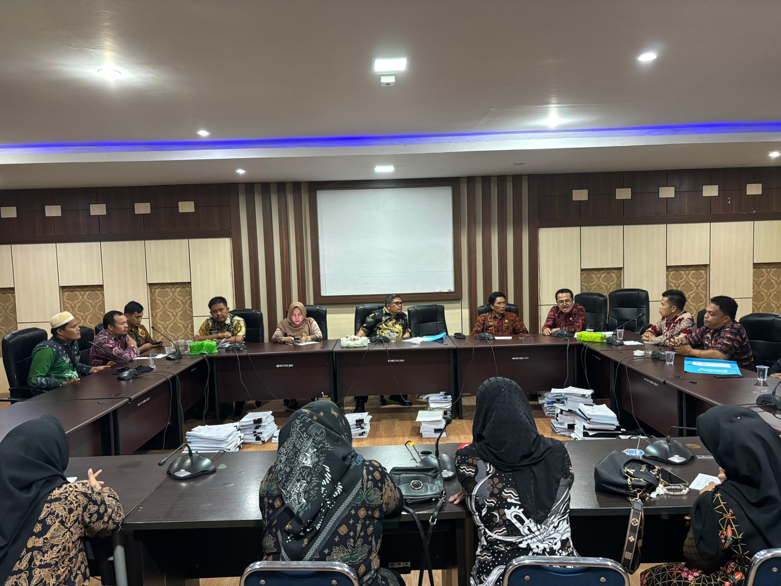 Ratusan tenaga honorer yang tergabung dalam persatuan guru pendidikan agama Islam (PAI) se-Kabupaten Merangin menggelar aksi damai di gedung DPRD Merangin. Kamis (23/1/2025). Ratusan tenaga honorer yang tergabung dalam persatuan guru pendidikan agama Islam (PAI) se-Kabupaten Merangin menggelar aksi damai di gedung DPRD Merangin. Kamis (23/1/2025).