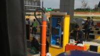Sistem pembayaran tol elektronik atau e-Toll di Indonesia telah mengalami perkembangan yang signifikan, menandai transformasi dalam efisiensi dan kenyamanan berkendara di jalan tol.