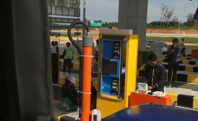 Sistem pembayaran tol elektronik atau e-Toll di Indonesia telah mengalami perkembangan yang signifikan, menandai transformasi dalam efisiensi dan kenyamanan berkendara di jalan tol. Sistem pembayaran tol elektronik atau e-Toll di Indonesia telah mengalami perkembangan yang signifikan, menandai transformasi dalam efisiensi dan kenyamanan berkendara di jalan tol.