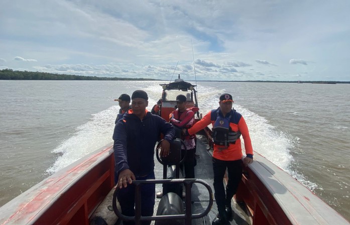 Satu Anak Buah Kapal (ABK) terjatuh usai kapal pompongnya terbalik dihantam ombak di perairan Tengah Pangkal Duri, Kabupaten Tanjung Jabung Barat