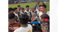 Moment lucu jelang laga persahabatan antaran tim DPRD Provinsi Jambi dengan tim Pemprov usai pembukaan Piala Gubernur Cup 2025.