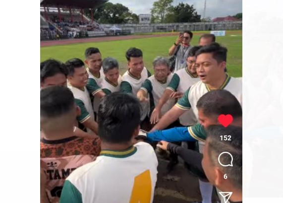 Moment lucu jelang laga persahabatan antaran tim DPRD Provinsi Jambi dengan tim Pemprov usai pembukaan Piala Gubernur Cup 2025.