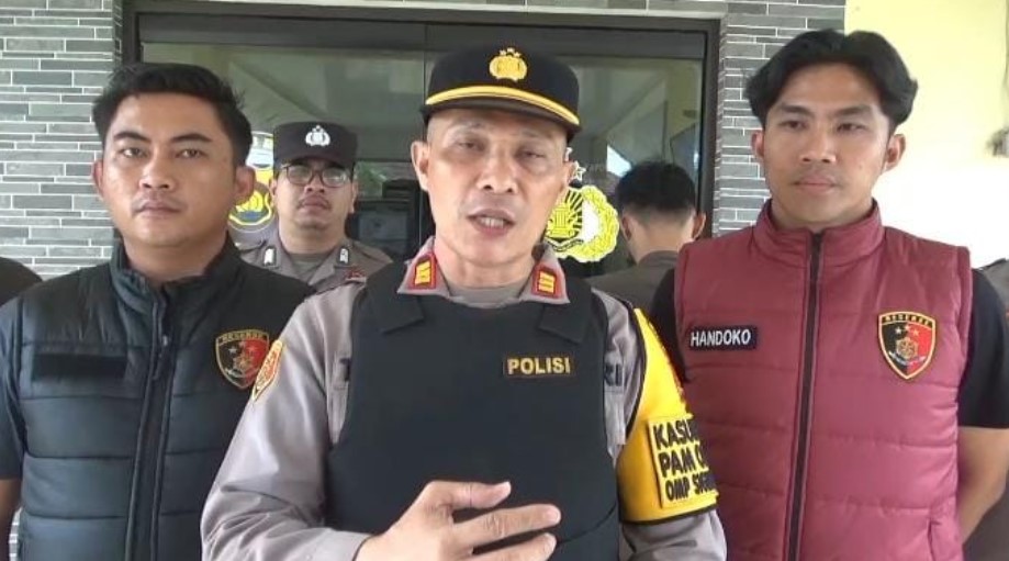 Tim unit rekskrim Polsek Sekernan, Polres Muaro Jambi meringkus dua pelaku penjarahan truk kontainer membawa daging sapi beku program makan gratis Presiden Prabowo.