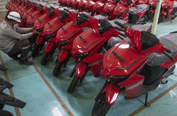 Kendaraan listrik semakin populer di Indonesia, didorong oleh kesadaran lingkungan dan dukungan pemerintah. Kendaraan listrik semakin populer di Indonesia, didorong oleh kesadaran lingkungan dan dukungan pemerintah.