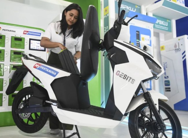 Kendaraan listrik (KL) semakin populer sebagai alternatif kendaraan berbahan bakar fosil. Kendaraan listrik (KL) semakin populer sebagai alternatif kendaraan berbahan bakar fosil.