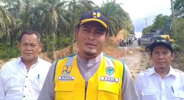 Ruas jalan penghubung di Desa Petajen Kabupaten Batanghari yang longsor saat ini sudah dilakukan upaya perbaikan oleh pihak PTPN IV. Ruas jalan penghubung di Desa Petajen Kabupaten Batanghari yang longsor saat ini sudah dilakukan upaya perbaikan oleh pihak PTPN IV.