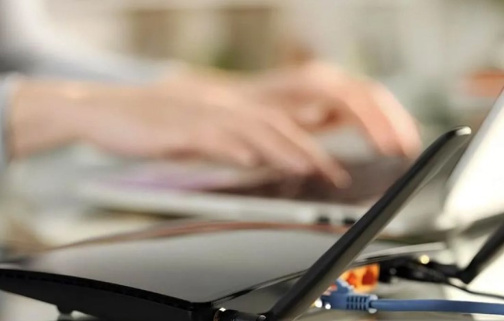 Di era digital ini, koneksi internet menjadi kebutuhan penting. Baik WiFi maupun data seluler menawarkan akses internet, tetapi mana yang lebih boros baterai pada smartphone kita