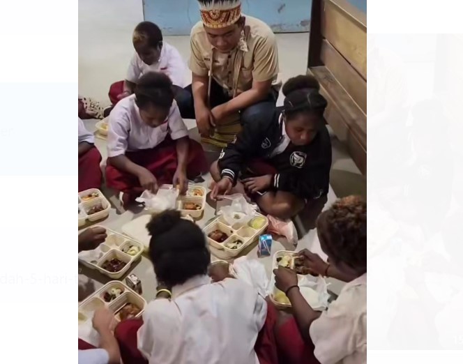Anggota DPR RI dapil Jambi, Rocky Candra bersama Ketua Umum PP Tidar, Rahayu melakukan peninjauan makan bergizi gratis di Papua Tengah.