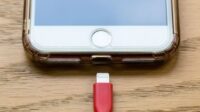 Mode pesawat, fitur yang umumnya ditemukan di smartphone, tablet, dan laptop, seringkali dianggap sebagai solusi ampuh untuk menghemat baterai.