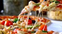 Pizza, hidangan yang dicintai di seluruh dunia, memiliki sejarah yang kaya dan panjang, jauh melampaui popularitasnya saat ini.