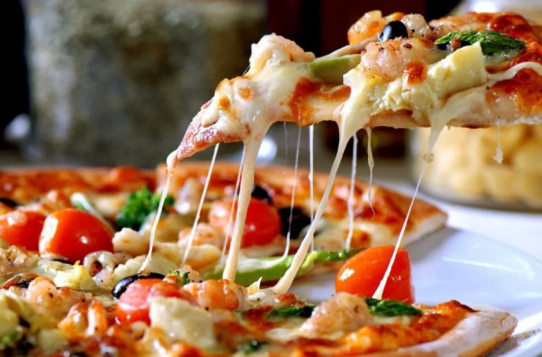 Pizza, hidangan yang dicintai di seluruh dunia, memiliki sejarah yang kaya dan panjang, jauh melampaui popularitasnya saat ini. Pizza, hidangan yang dicintai di seluruh dunia, memiliki sejarah yang kaya dan panjang, jauh melampaui popularitasnya saat ini.